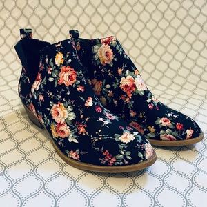 JG Floral Booties Sz 8 (NWOT)